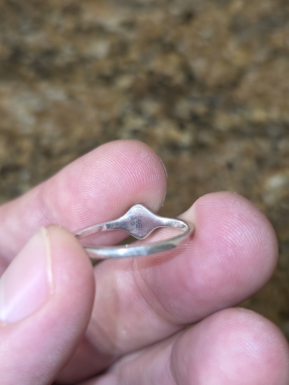 HAMMERED SINGNET RING - LETTER E - Picture 2 of 5